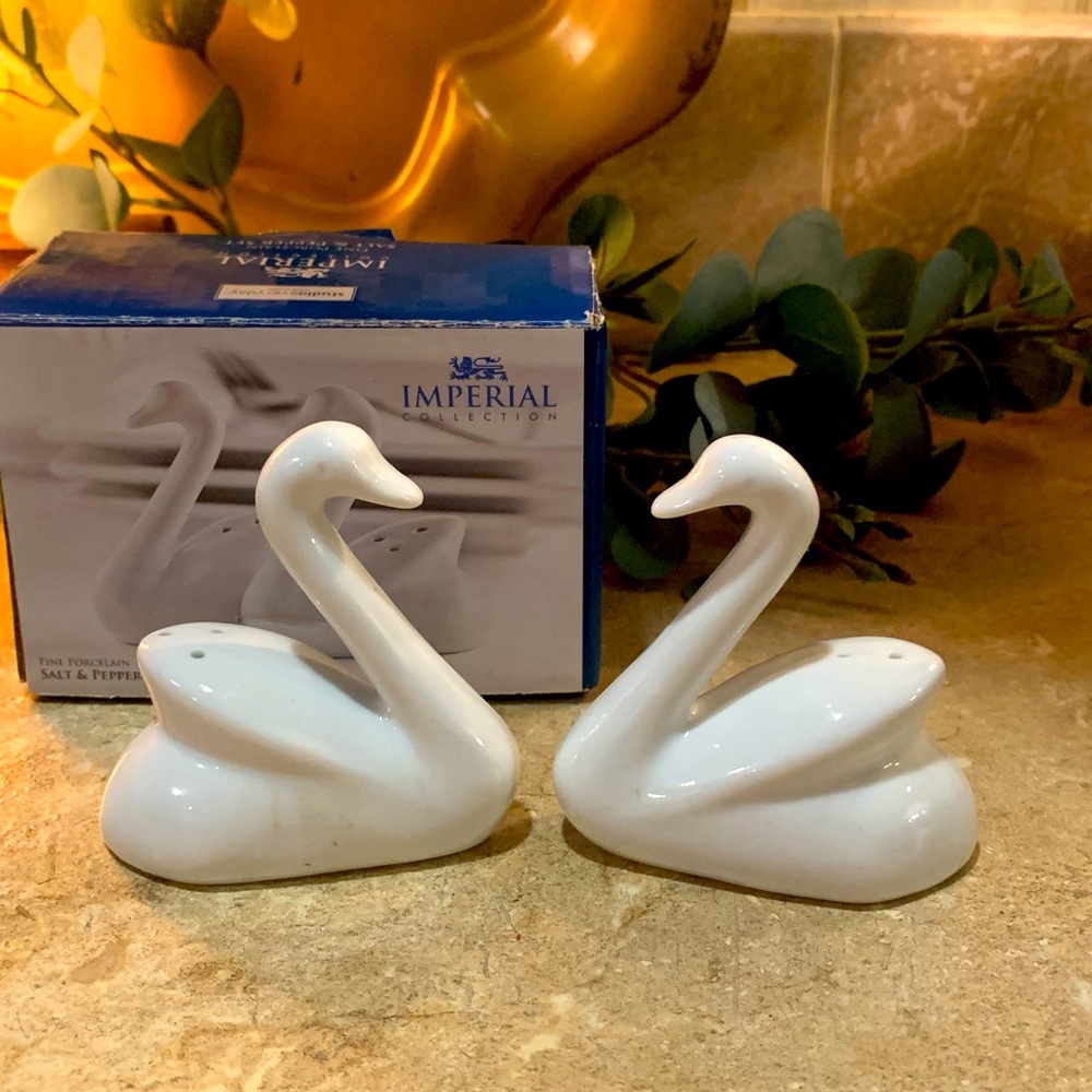 IMPERIAL COLLECTION FINE PORCELAIN SALT & PEPPER SET NIB